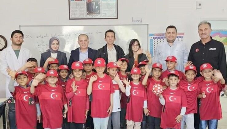 TFF 950 depremzede öğrenciye milli takım forması hediye etti!