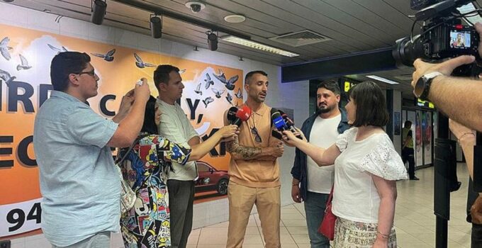 Mehmet Topal imzayı atıyor