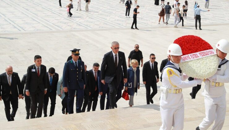 TFF Başkanı Hacıosmanoğlu ve Yönetim Kurulu Üyeleri, Anıtkabir’i ziyaret etti