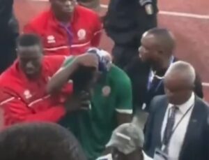 Afrika’da Burundi – Burkina Faso maçının ardından saha karıştı! Polis futbolcuyu taraftar zannedip…