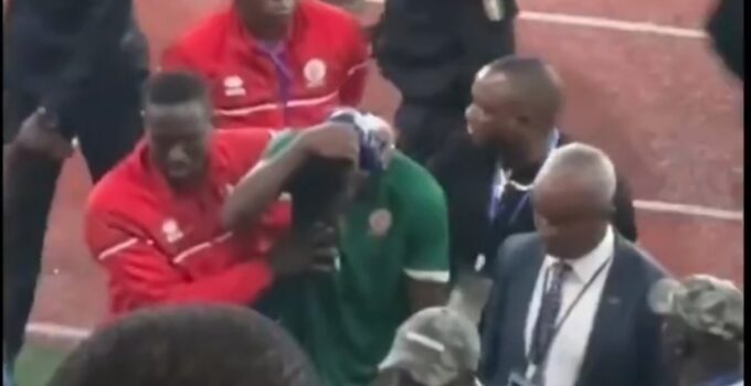 Afrika’da Burundi – Burkina Faso maçının ardından saha karıştı! Polis futbolcuyu taraftar zannedip…