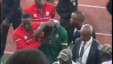 Afrika'da Burundi - Burkina Faso maçının ardından saha karıştı! Polis futbolcuyu taraftar zannedip...