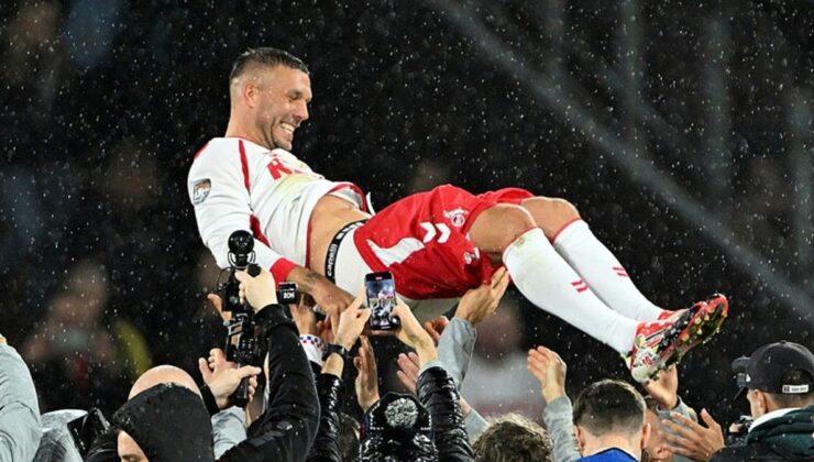 Lukas Podolski futbola veda etti!