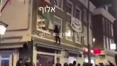 'Özgür Filistin' yazan pankartı indirmeye çalışan İsrailli taraftar dayak yedi