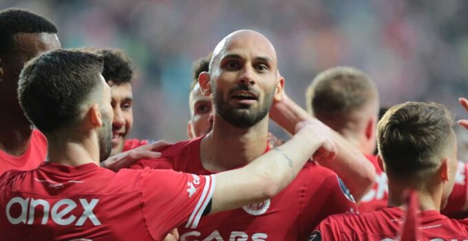 Eski milli futbolcu Ömer Toprak futbolu bıraktığını açıkladı!