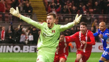 Emirates FA Cup'ta mucizevi gol! Kaleci Josh Keeley 90+9'da...